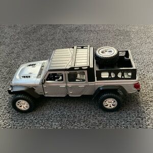 2021 JADA  TRUCK - 2020 JEEP GLADIATOR  SILVER DIECAST 1:32 SCALE